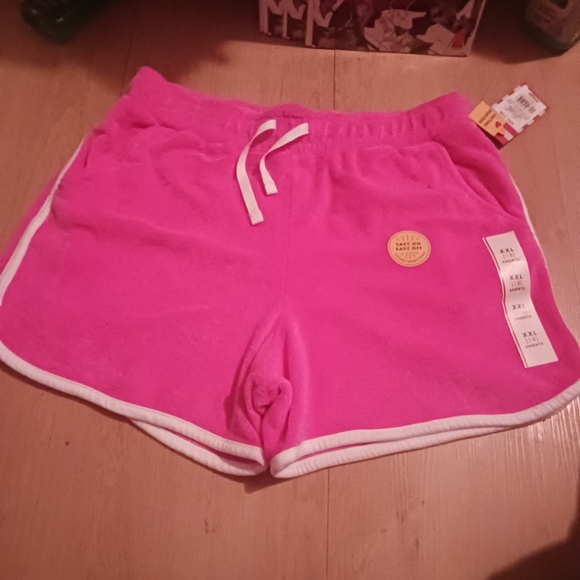 pink shorts with pockets - Picture 3 of 7